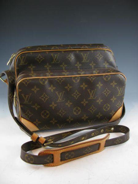 Appraisal: Louis Vuitton Nil Bag of handy portable design adjustable shoulder