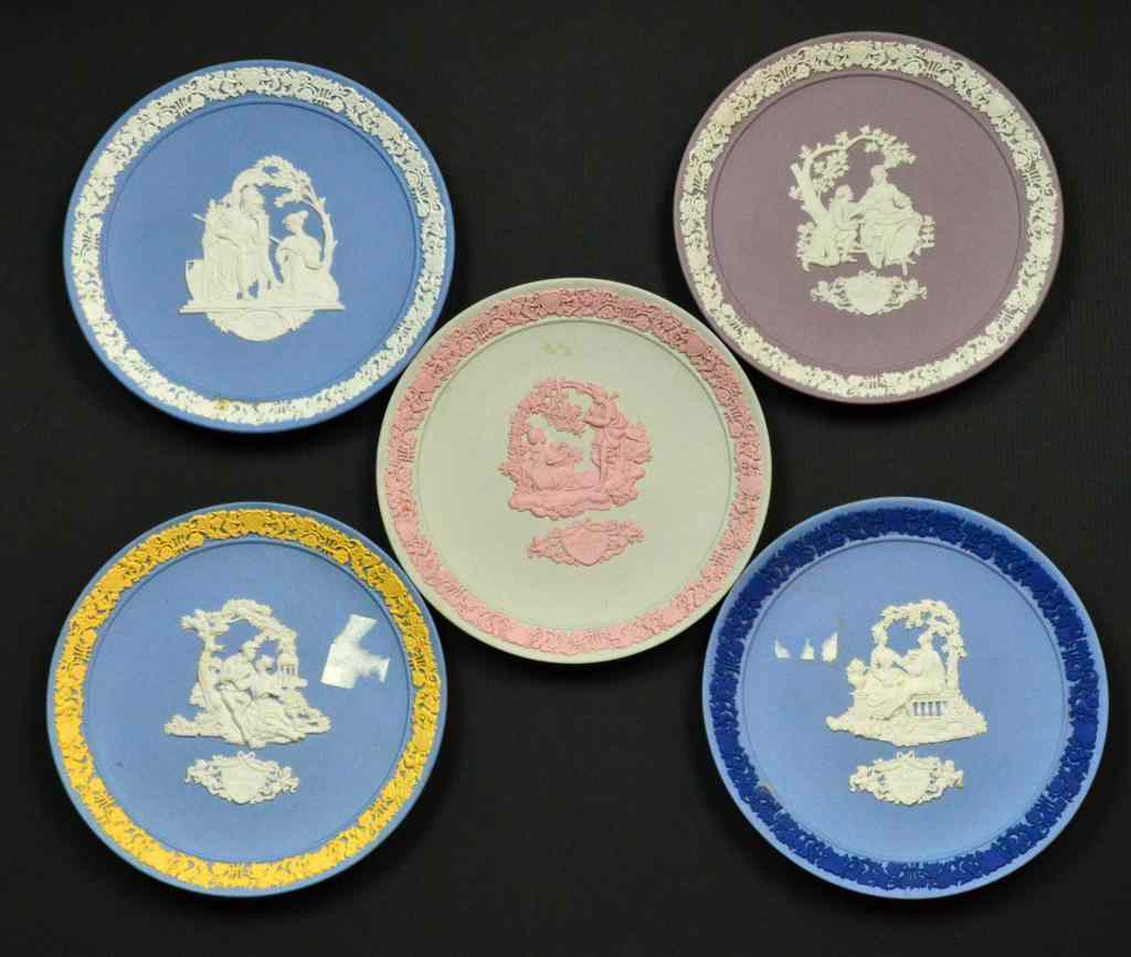 Appraisal: Wedgewood Valentine's Day Commemorative PlatesConsisting of five different plates in