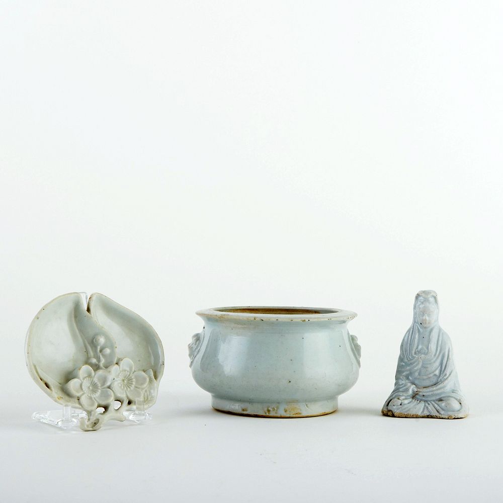 Appraisal: Grp Chinese Blanc de Chine Porcelain Pieces Group of three