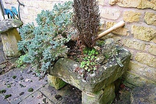 Appraisal: A rectangular stone trough x cm x