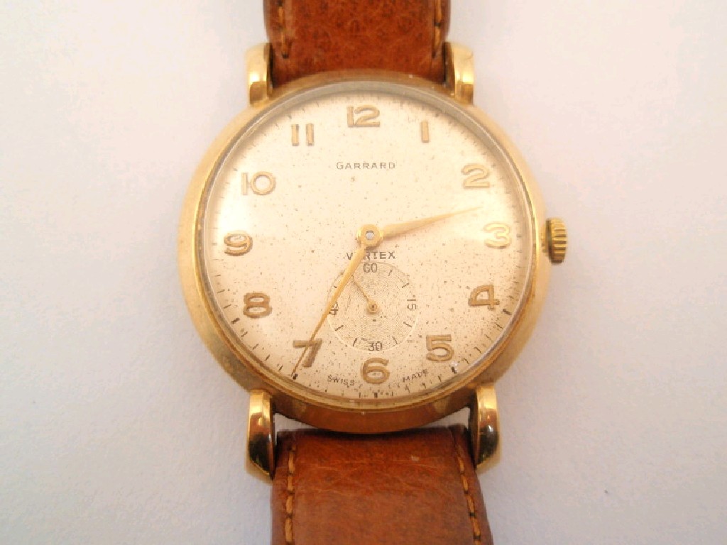 Appraisal: A Gentlemans Gold presentation wristwatch by Garrard with inscription to