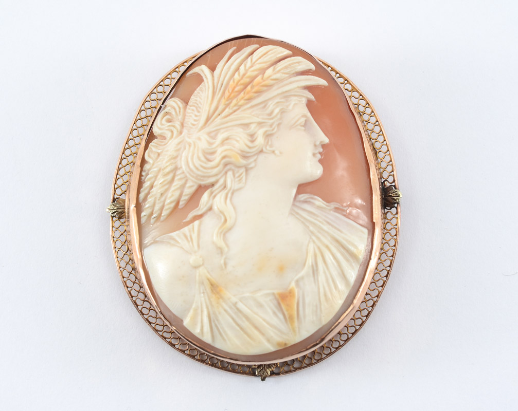 Appraisal: MONUMENTAL K CARVED CAMEO BROOCH PENDANT Depicting Sif golden haired