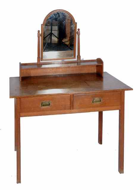 Appraisal: AN EARLY TH CENTURY HEALS OAK DRESSING TABLE the arch