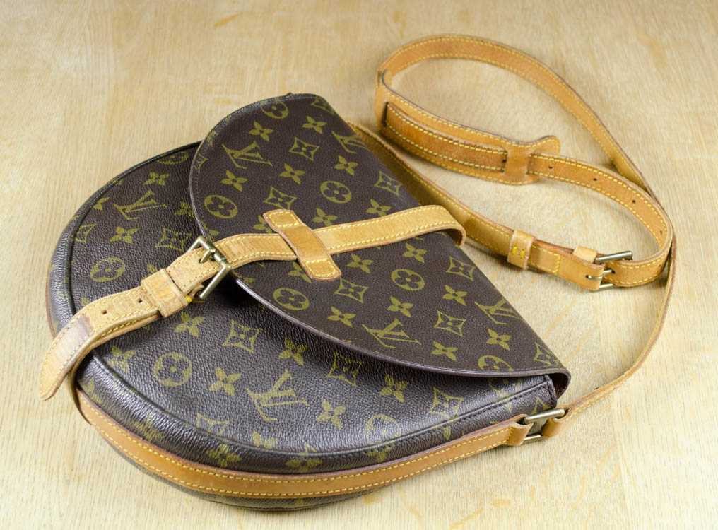 Appraisal: LOUIS VUITTON CHANTILLY GM CROSS BODY SHOULDER BAG monogram canvas