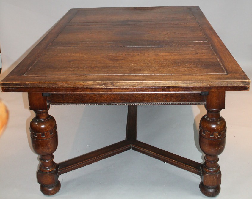 Appraisal: An early thC oak draw leaf dining table with a