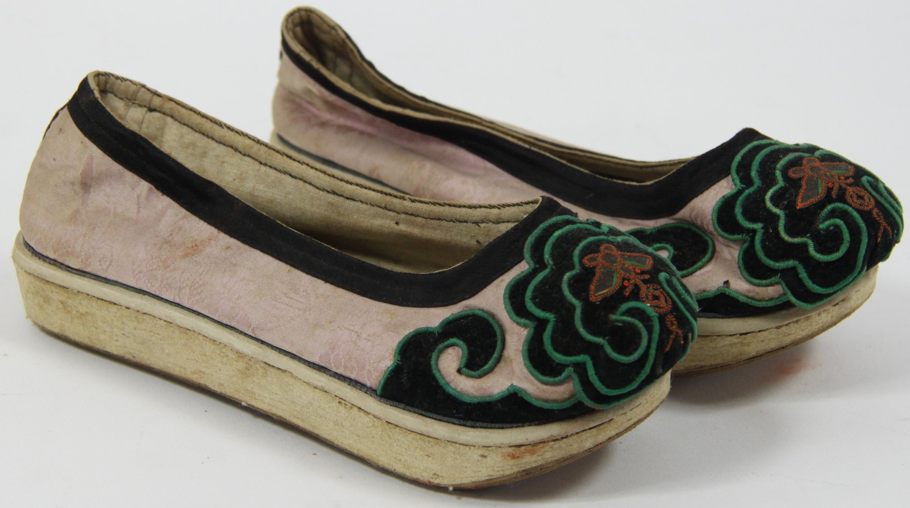 Appraisal: A pair of Chinese slipper shoes with embroidered toecaps and