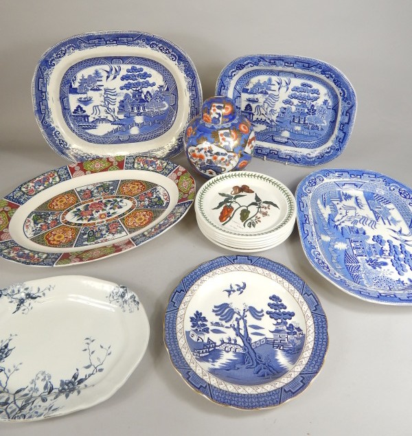 Appraisal: Various decorative ceramics to include a modern Oriental porcelain ginger