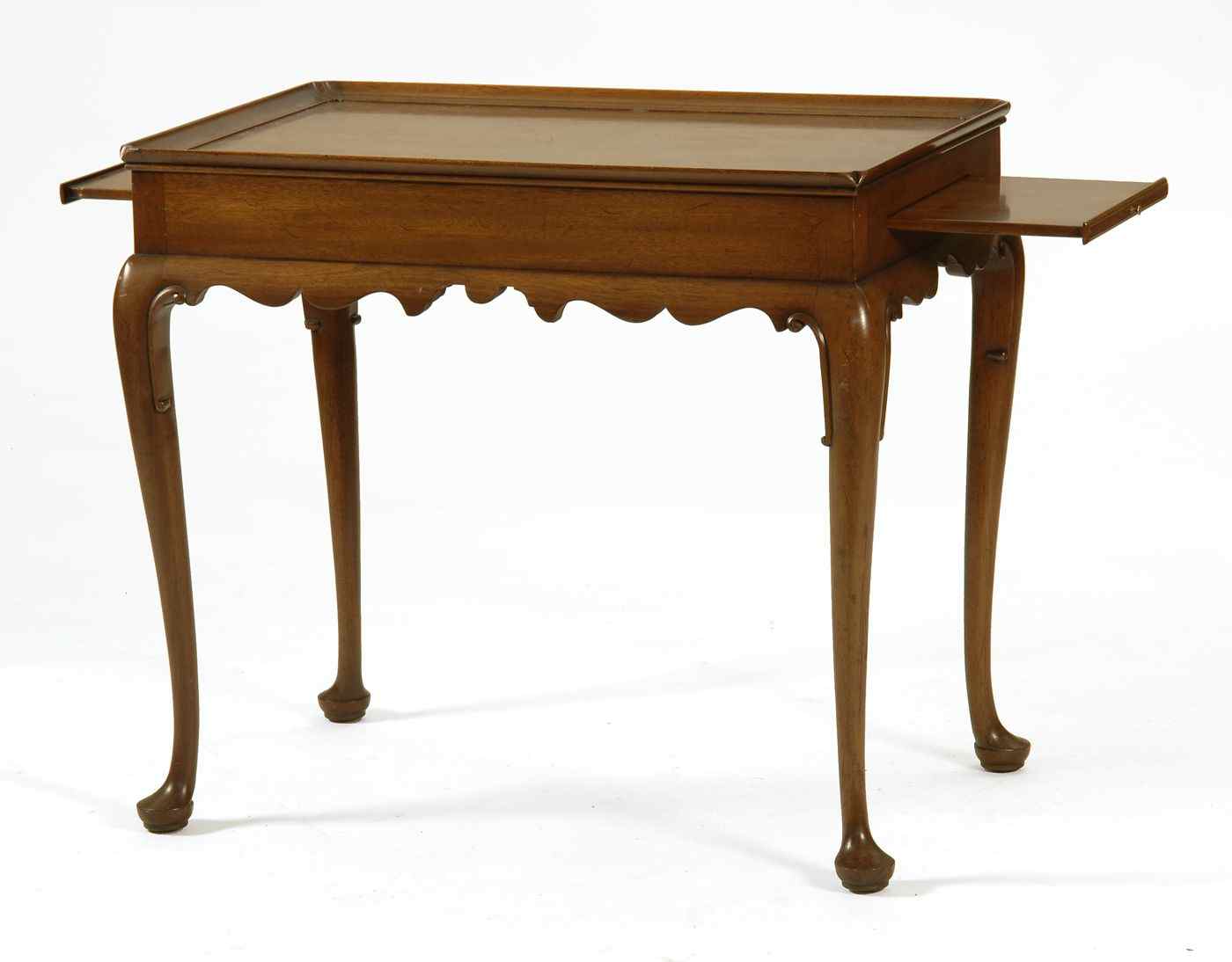 Appraisal: KITTINGER QUEEN ANNE-STYLE TEA TABLEIn mahogany Molded edge tray top