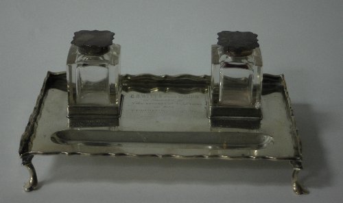 Appraisal: A silver inkstand London of rectangular shape with three-quarter gallery