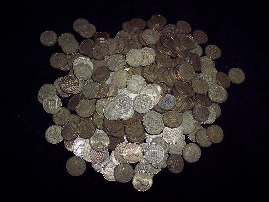 Appraisal: A large quantity of threepenny coins