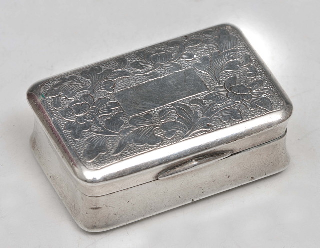 Appraisal: A CHINESE SILVER SNUFF BOX in the Georgian style with