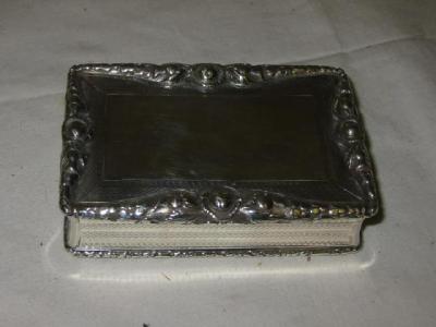 Appraisal: A GEORGE IV TABLE SNUFF BOX by Nathaniel Mills of