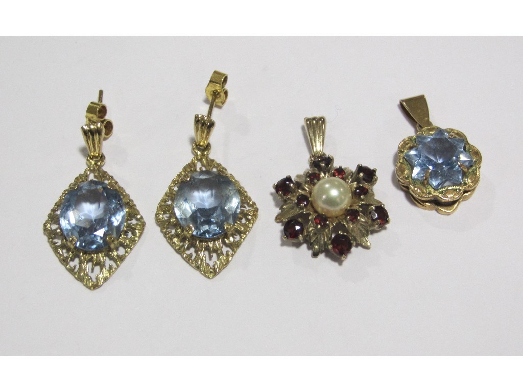 Appraisal: Lot comprising a ct gold blue topaz pendant and a