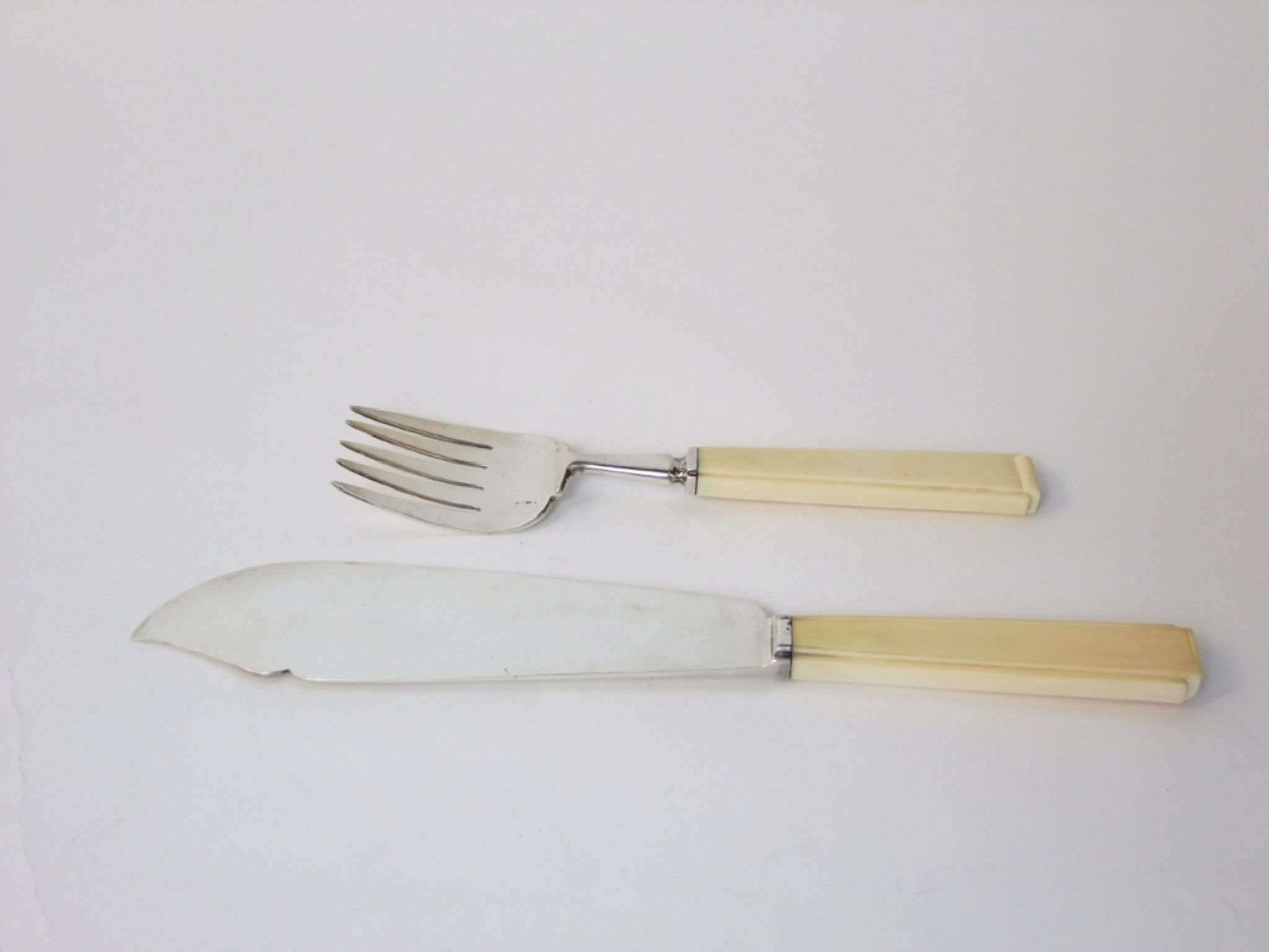 Appraisal: A pair of Art Deco fish servers with plain silver