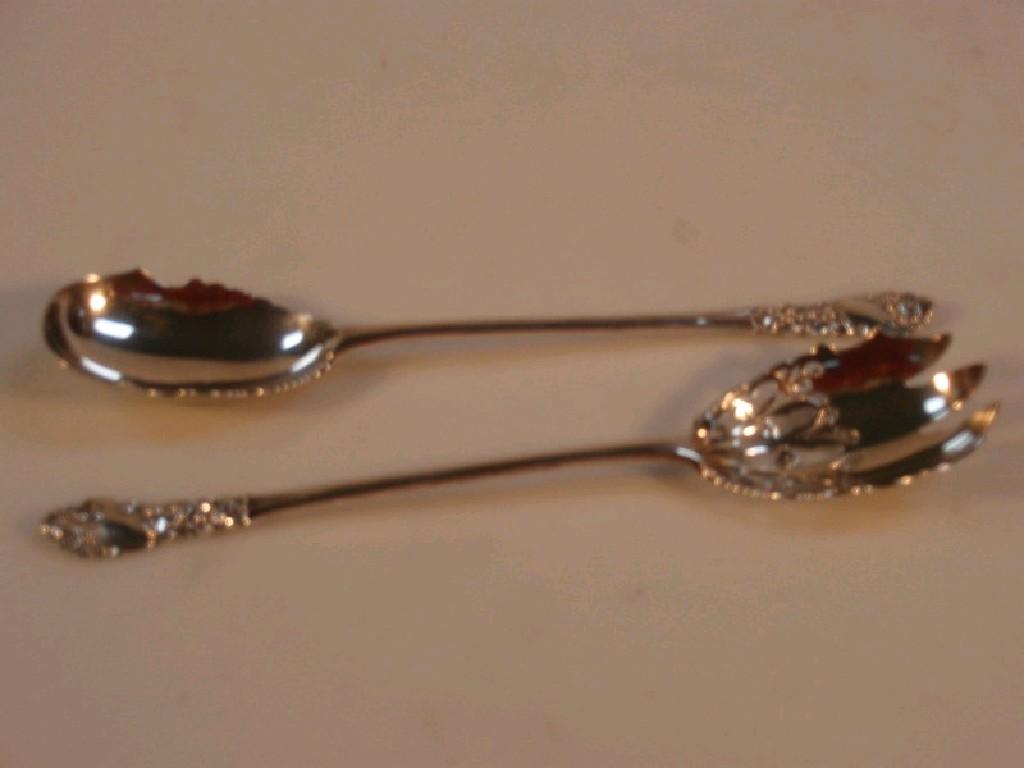 Appraisal: A pair of George V silver salad servers with ornate