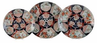 Appraisal: Nest of Three Imari Shallow Dishe Japanese early th century