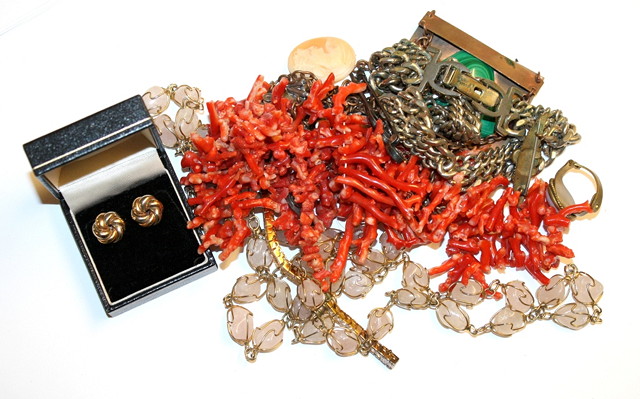 Appraisal: A COLLECTION OF JEWELLERY TO INCLUDE a stick coral necklace