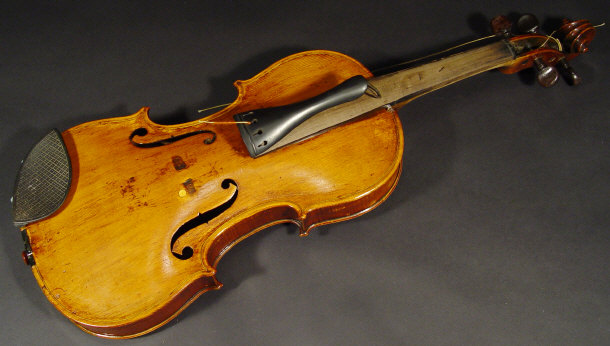 Appraisal: Old violin with one piece back ebonised fittings and rosewood