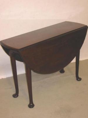 Appraisal: AN EARLY GEORGE III MAHOGANY TABLE of oval drop leaf