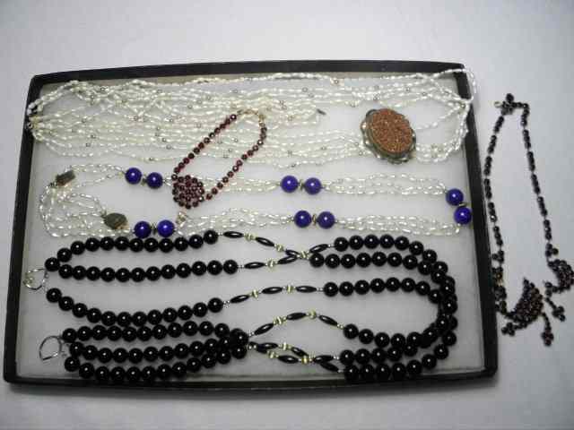 Appraisal: Lot of assorted estate jewelry Includes a '' long strand