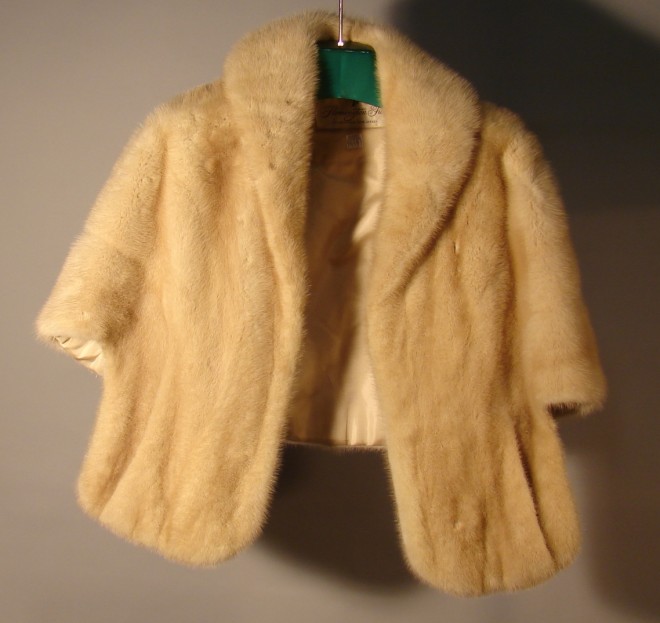 Appraisal: Flemington Furs blonde colorations Size Medium Est