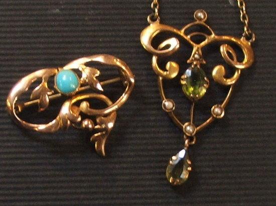 Appraisal: A PERIDOT AND PEARL SET ART NOUVEAU PENDANT with chain