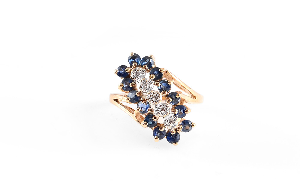 Appraisal: K DIAMOND SAPPHIRE RING K yellow gold ring contains round