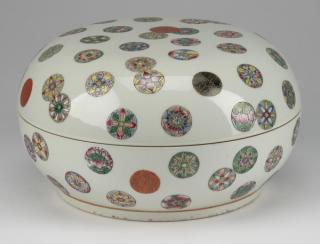 Appraisal: Chinese flower ball box Daoguang w Chinese famille rose flower