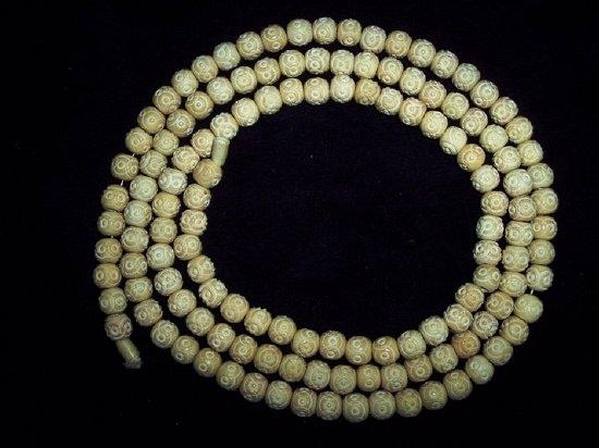 Appraisal: A long carved ivory bead necklet