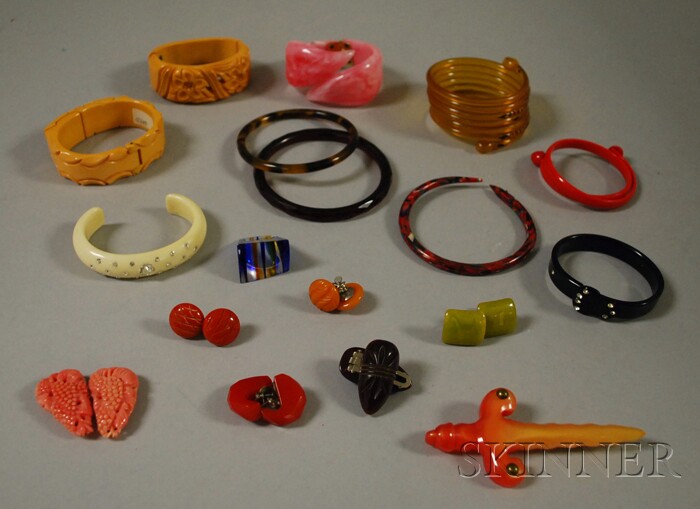 Appraisal: Group of Bakelite and Lucite Jewelry including a number of