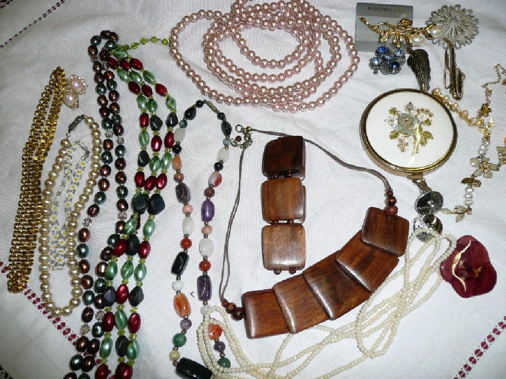 Appraisal: Small quantity of costume jewellery to include brooches necklaces and