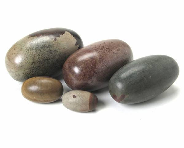 Appraisal: A group of sixteen polished stone ornaments of ovoid form