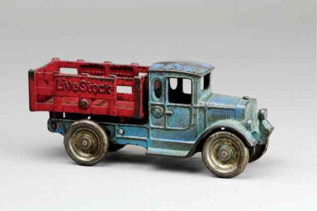 Appraisal: KILGORE LIVE STOCK TRUCK Cast iron blue cab with red