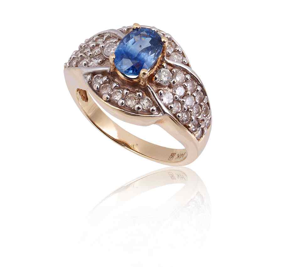 Appraisal: SAPPHIRE DIAMOND RING K yellow gold ring contains one oval