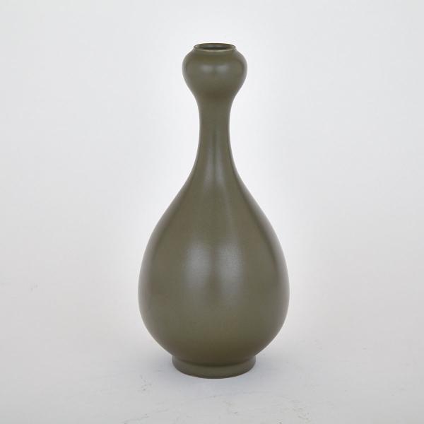 Appraisal: Tea Dust Glazed Vase Yongzheng Mark Heavily potted with garlic-head