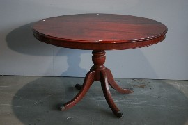 Appraisal: A Georgian style cedar circular dining table