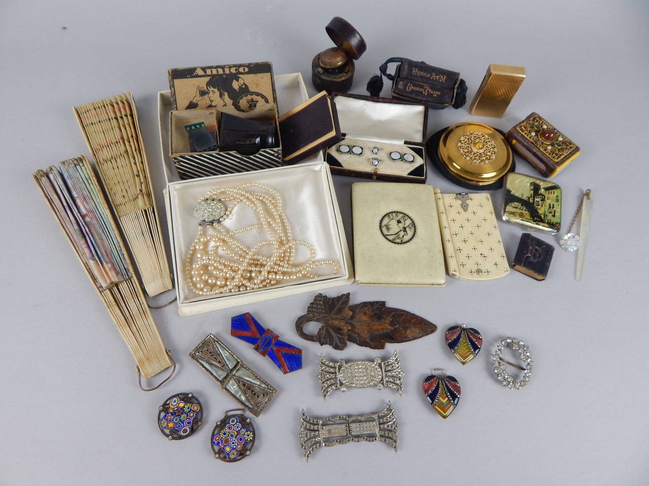 Appraisal: Various collectables to include a simulated ivory cigarette case a