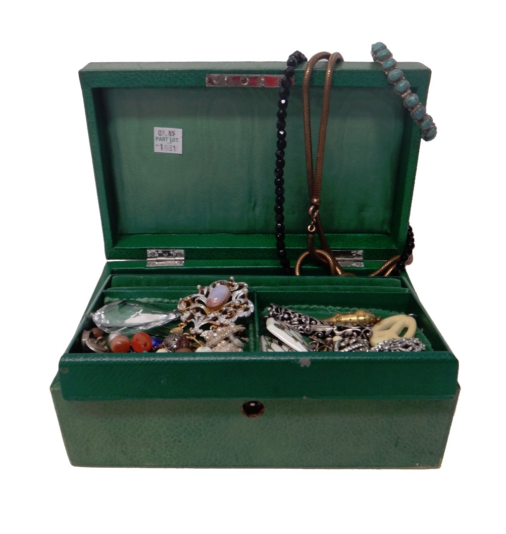 Appraisal: A green leather fitted jewellery box containing a collection of