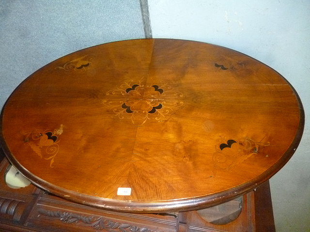 Appraisal: A VICTORIAN WALNUT OVAL LOO TABLE with decorative inlay to