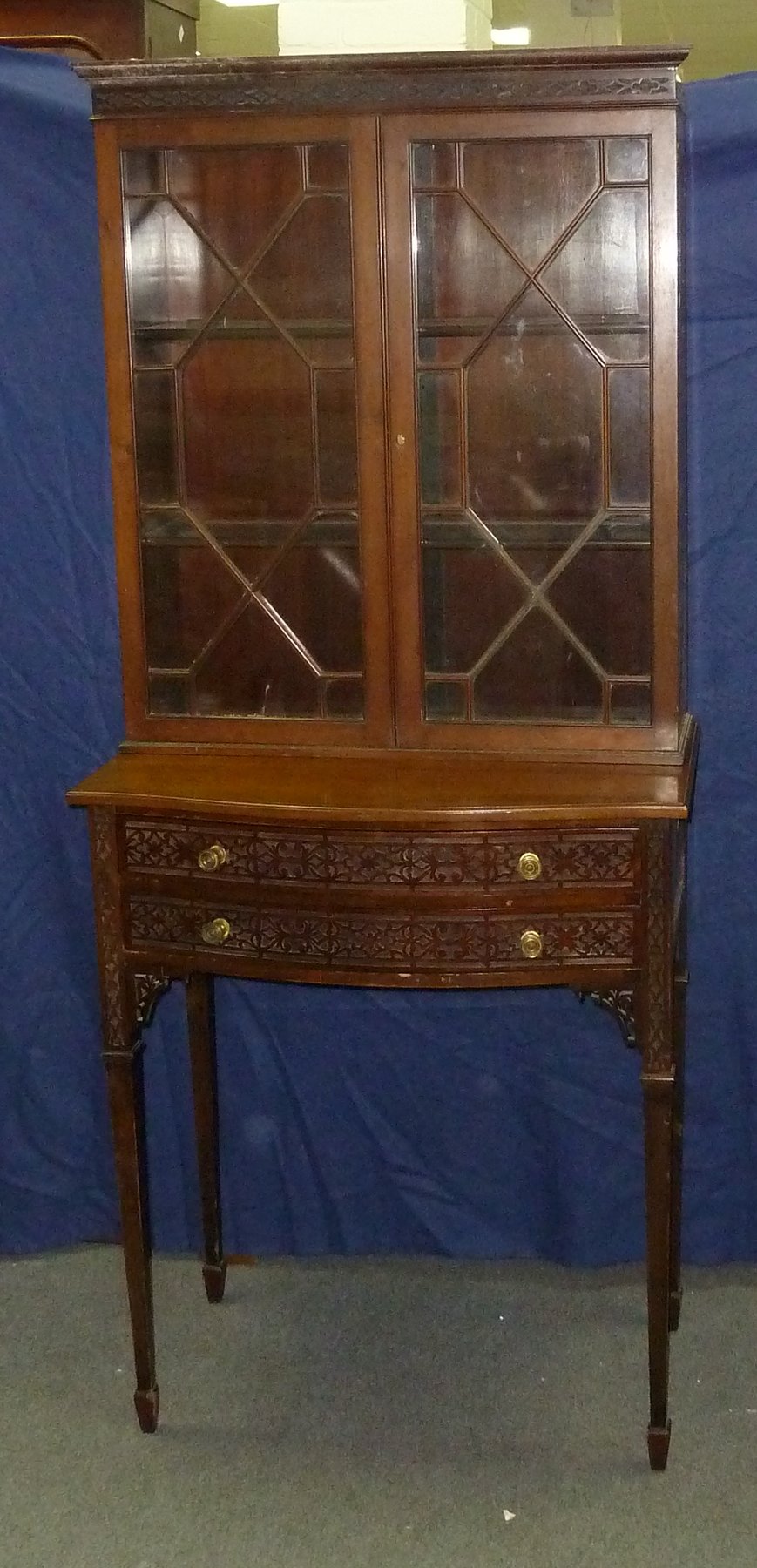 Appraisal: An Edwardian mahogany display cabinet the upper section enclosed by