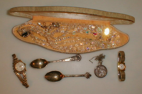 Appraisal: A small quantity of costume jewellery