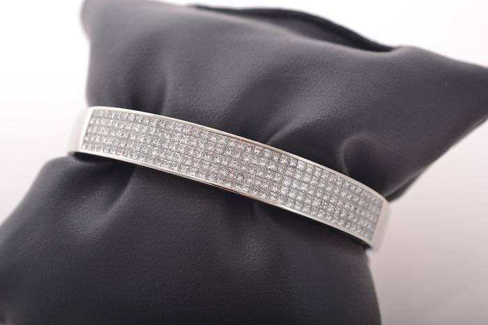 Appraisal: A DIAMOND BANGLE A DIAMOND BANGLE