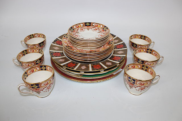 Appraisal: A ROYAL CROWN DERBY IMARI PATTERN PLATE cm diameter together