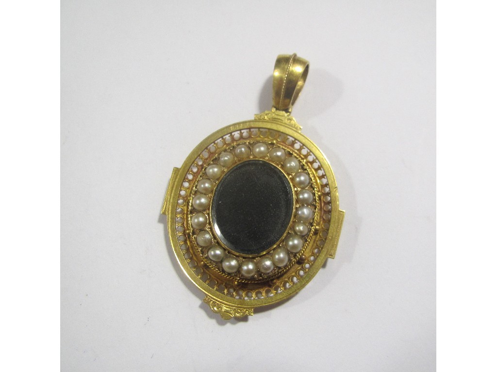 Appraisal: Victorian yellow metal remembrance pendant with glass cover compartment to