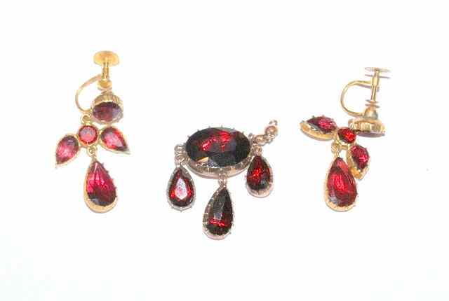 Appraisal: A PAIR OF GARNET DROP EARRINGS with pear shaped foil