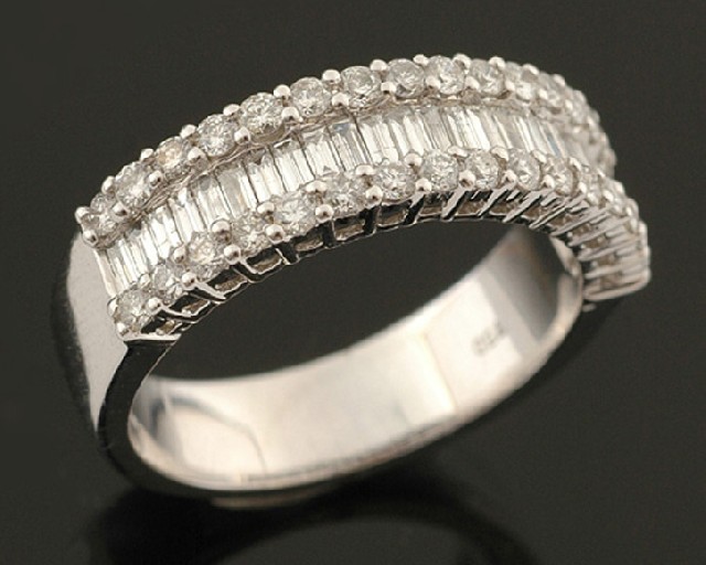 Appraisal: A diamond dress ring Comprising a central row of twenty