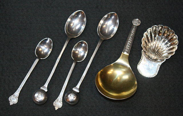 Appraisal: A SILVER CADDY SPOON with scallop shell bowl long Sheffield