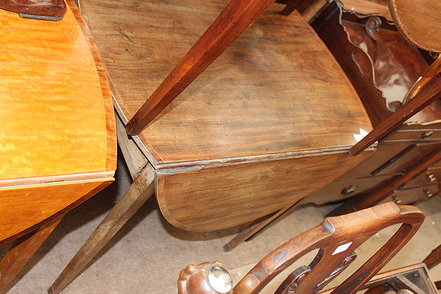 Appraisal: A GEORGIAN OVAL MAHOGANY PEMBROKE TABLE standing on square tapering