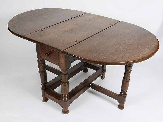 Appraisal: A TH CENTURY OAK SPLIT GATELEG TABLE with 'D' shaped