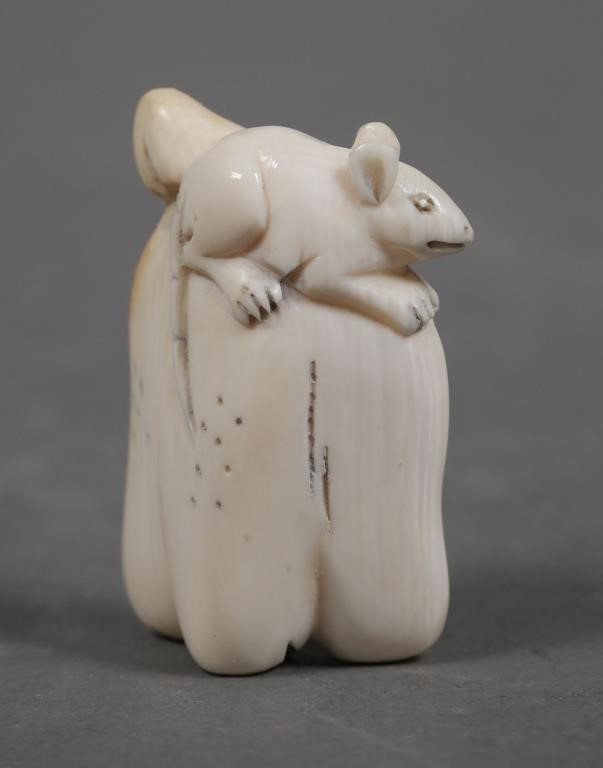 Appraisal: ANTIQUE JAPANESE IVORY RAT NETSUKEOld carved ivory netsuke depicting rat